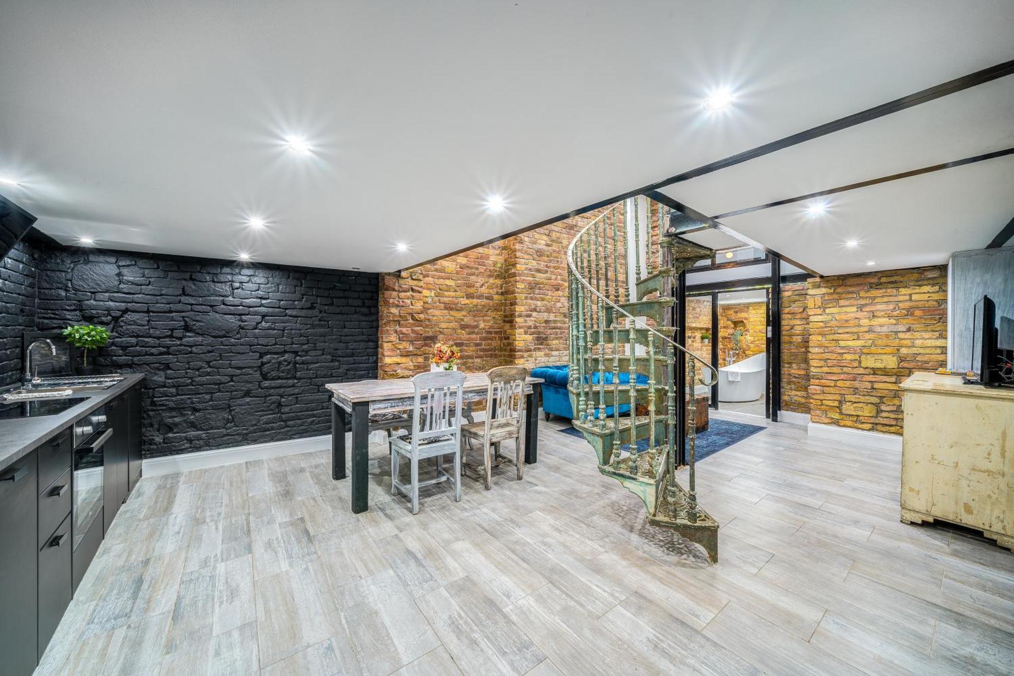 City Center Loft Haven: Modern Elegance บูดาเปสต์ ภายนอก รูปภาพ