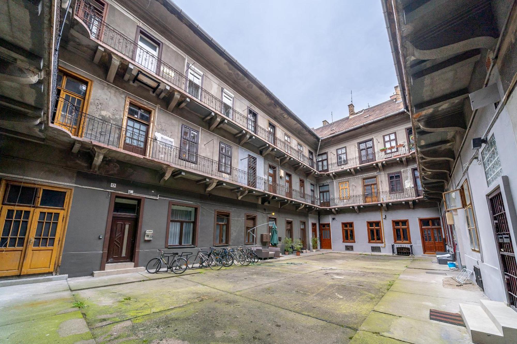 City Center Loft Haven: Modern Elegance บูดาเปสต์ ภายนอก รูปภาพ