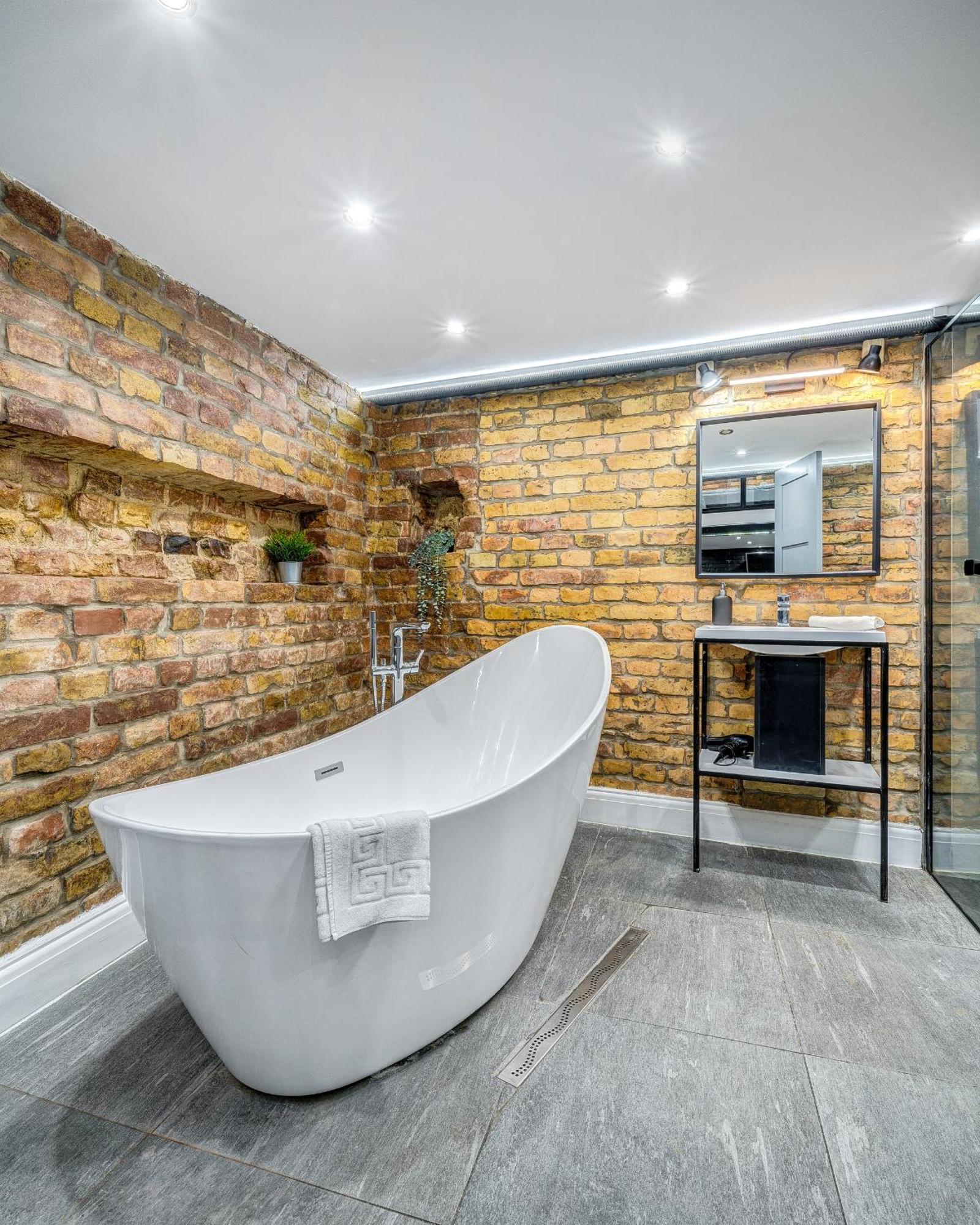 City Center Loft Haven: Modern Elegance บูดาเปสต์ ภายนอก รูปภาพ